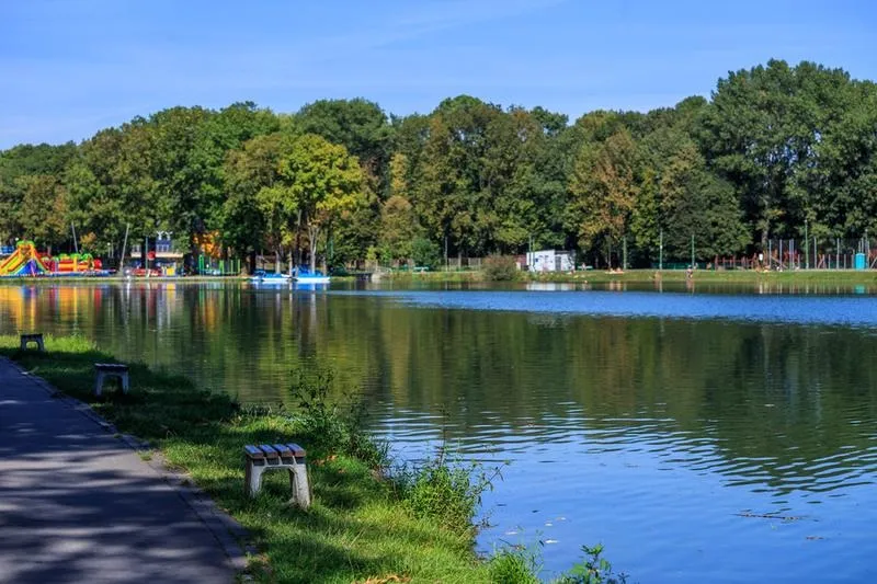 Zalew Nowohucki – spacer, plaża i tężnia. Pomysł na relaks w Krakowie